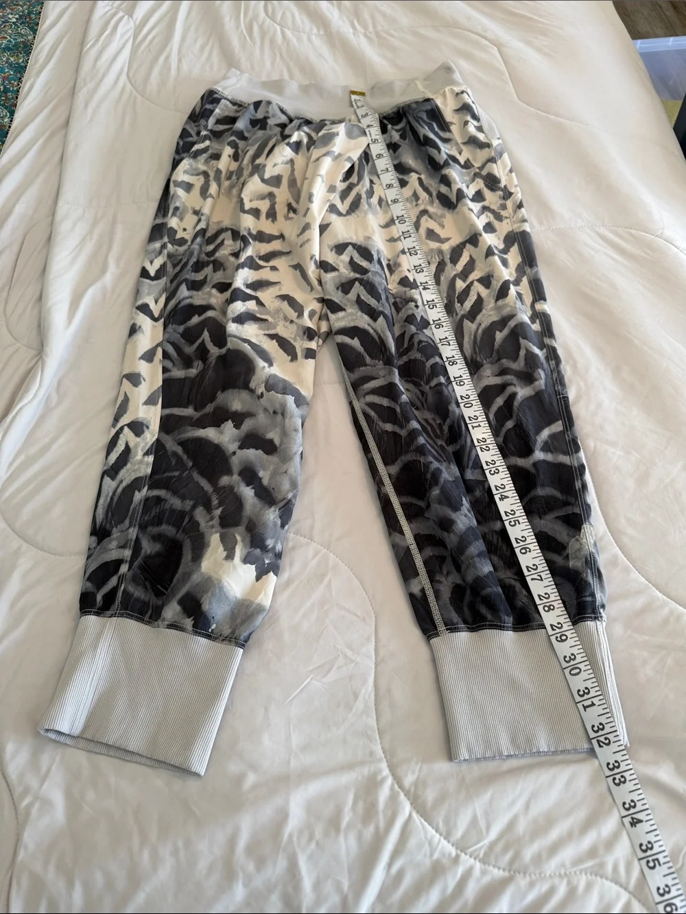 lululemon athletica White and Gray Abstract Print Joggers